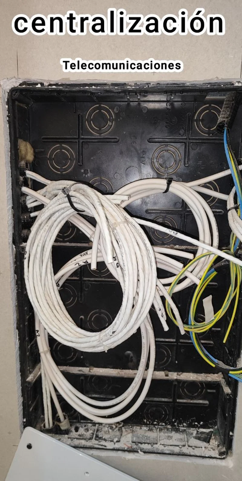 Cable ethernet, fibra óptica, antena electricidad