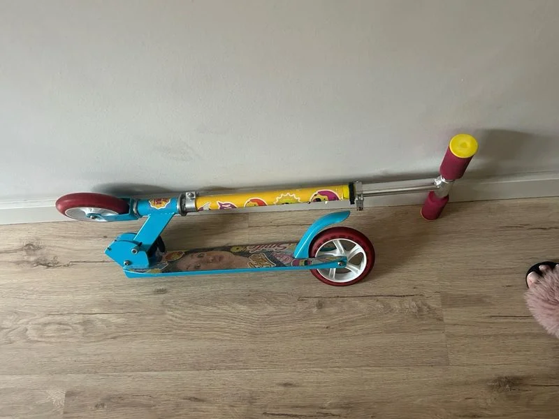 Patinete infantil azul con ruedas fuscia