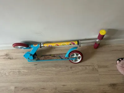 Patinete infantil azul con ruedas fuscia