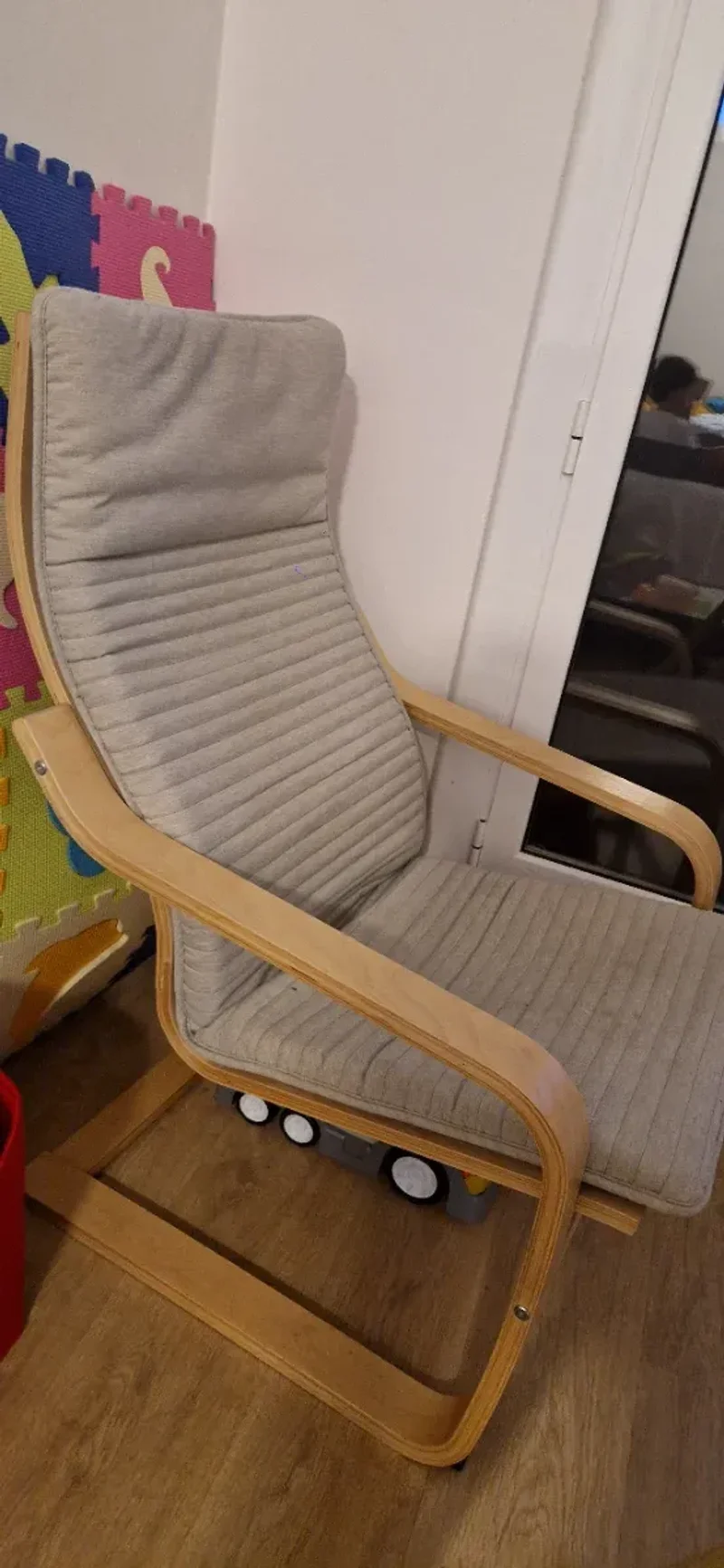 Sillón reclinable de tela y madera