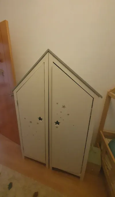 Armario infantil con estrellas