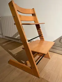 Trona de madera Stokke Color roble. - miniatura 1