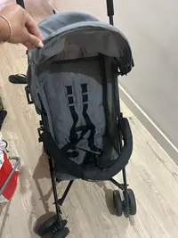 Carrito de bebé gris - miniatura 1