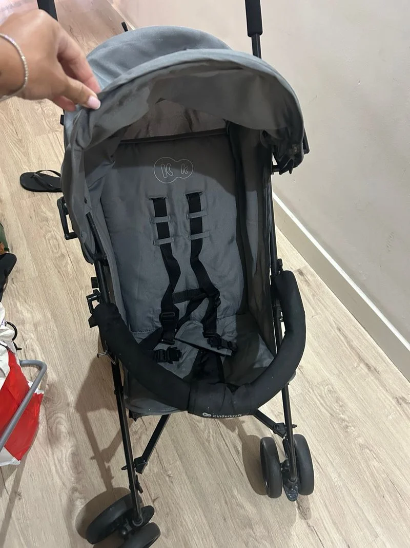 Carrito de bebé gris