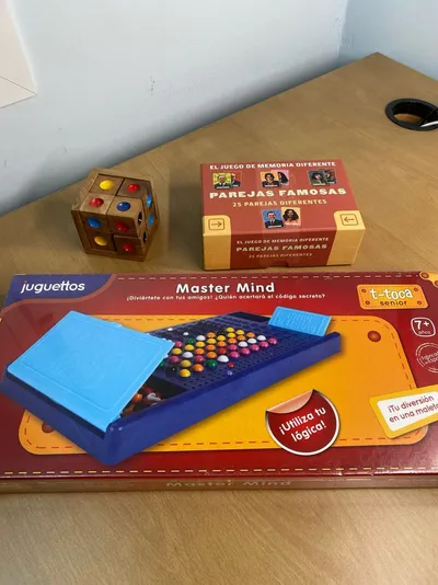 Juegos de mesa Master Mind y Parejas Famosas