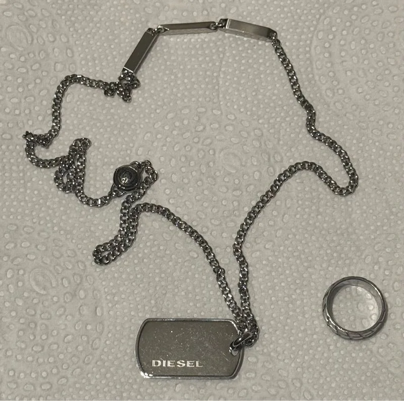 Cadena con placa de la marca Diesel