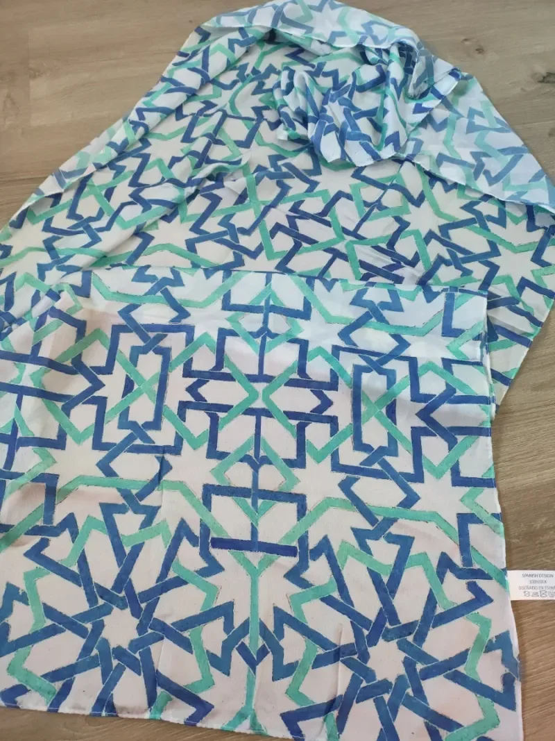 Chal estampado geométrico azul y verde