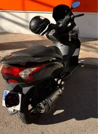 Kymco Super Dink 125cc Negra/Gris - miniatura 1