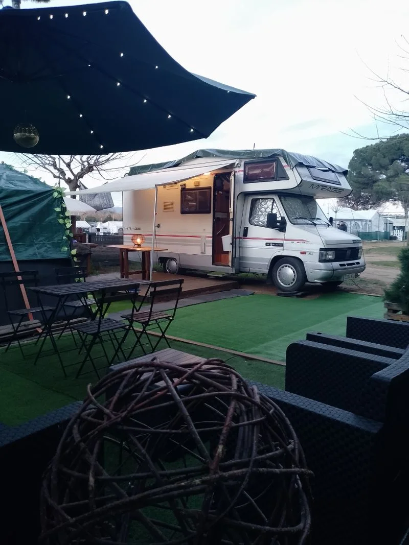 Parcela de alquiler y autocaravana de propiedad