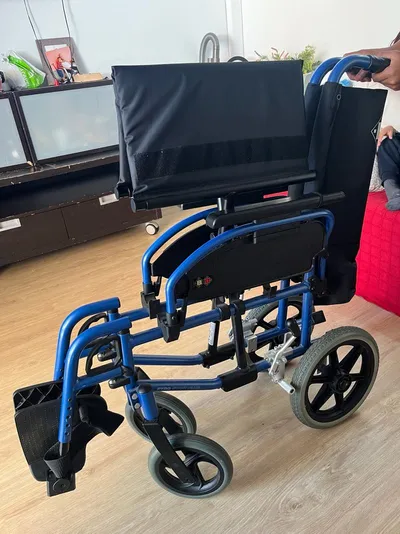 Silla de ruedas azul como nueva