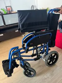 Silla de ruedas azul como nueva - miniatura 1
