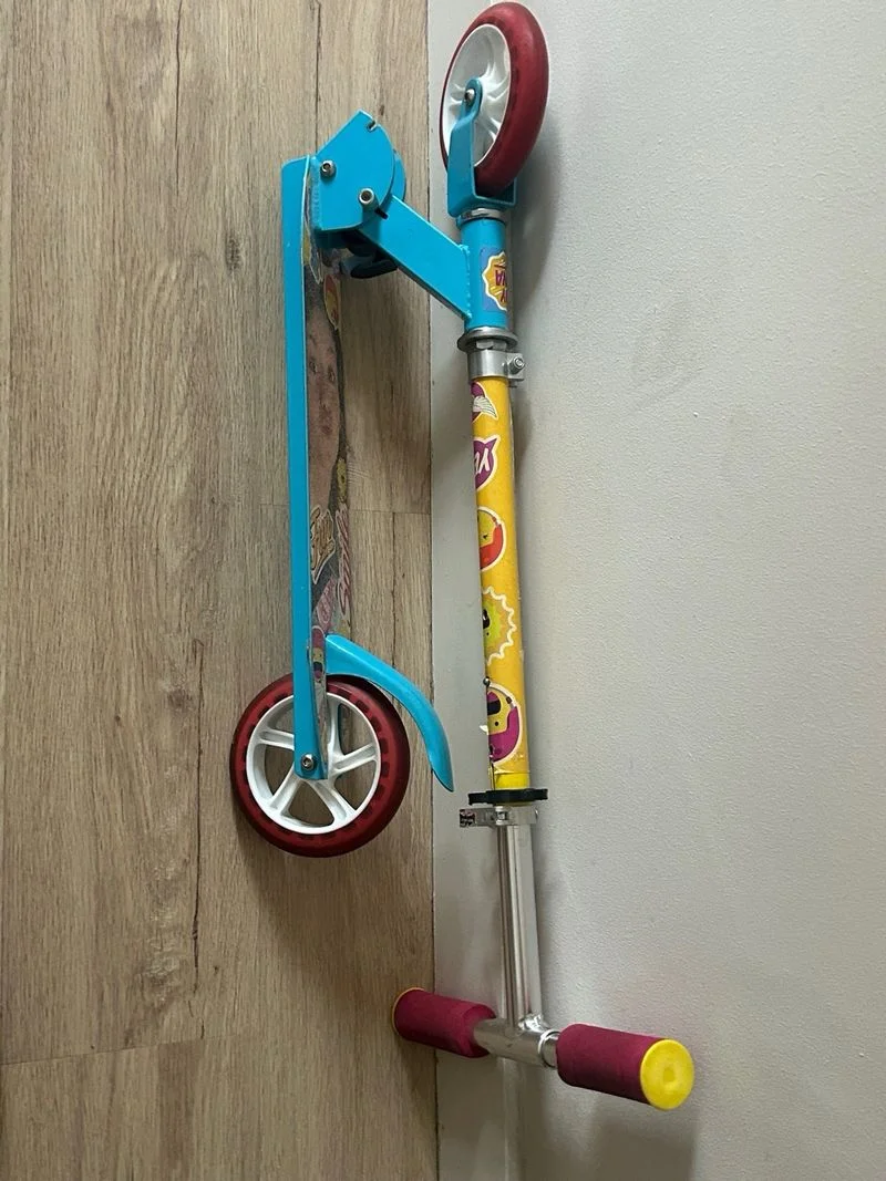 Patinete infantil azul con ruedas fuscia - foto 2