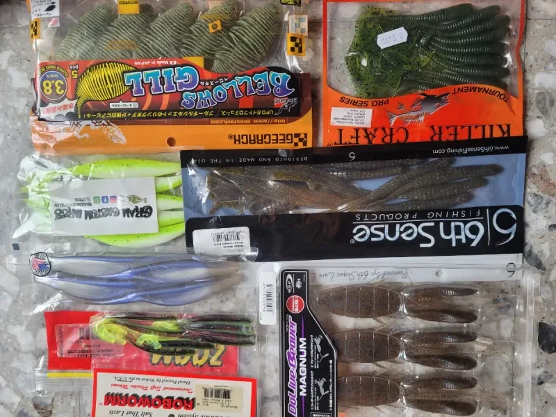 Lote señuelos pesca: Bellows Gill, Roboworm, Zoom - foto 2