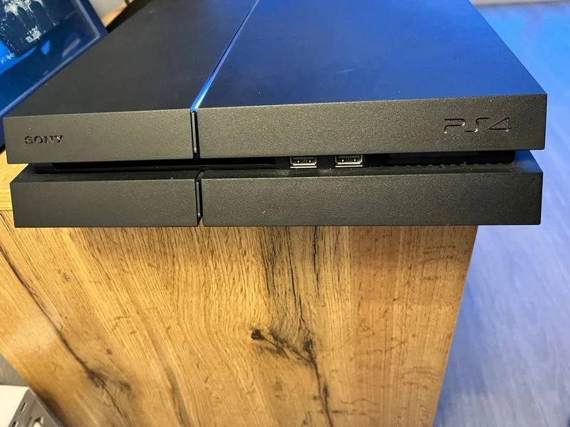 PS4 (Playstation 4) 1 TB + 2 mandos + juegos - foto 2