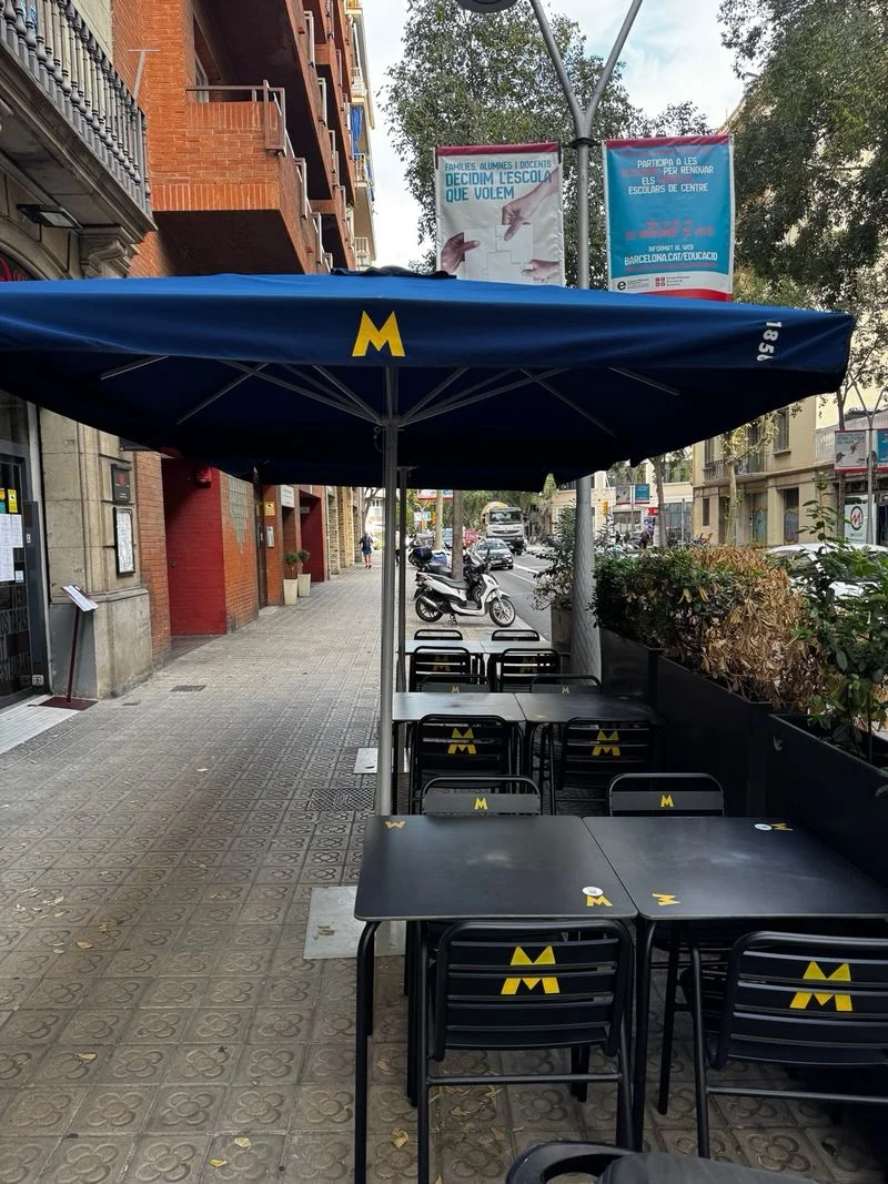 Terraza con 6 mesas, 20 sillas, 4 parasoles. - foto 2