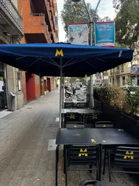 Terraza con 6 mesas, 20 sillas, 4 parasoles. - miniatura 2