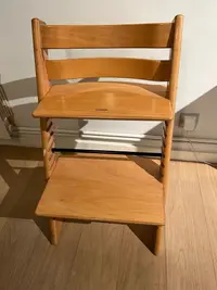 Trona de madera Stokke Color roble. - miniatura 2