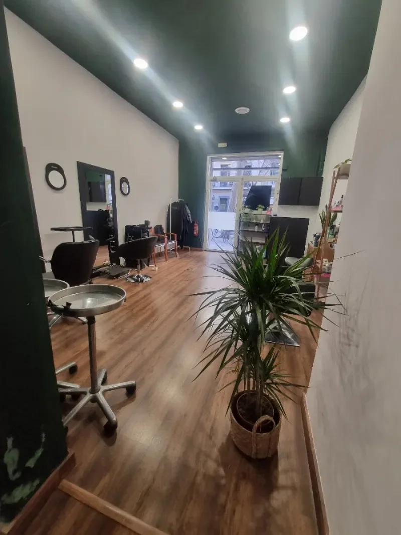 Traspaso de Peluqueria con Licencia en Eixample - foto 2