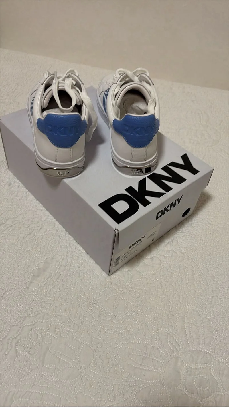 Zapatillas DKNY Blancas y Azules Nuevas - foto 2