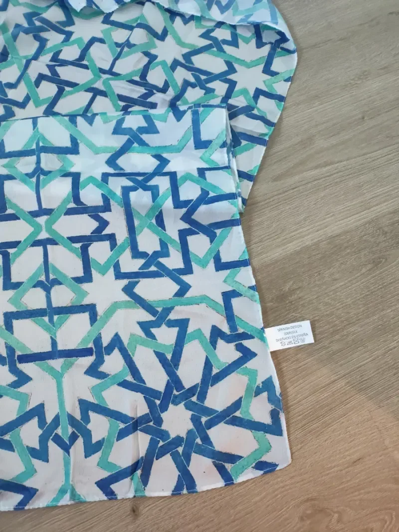 Chal estampado geométrico azul y verde - foto 2