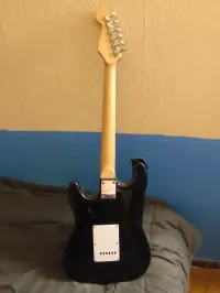 Guitarra Eléctrica Negra - miniatura 2
