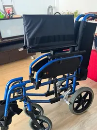 Silla de ruedas azul como nueva - miniatura 2