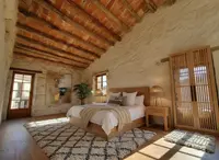 Masia Bioclimática con jardín amurallado de piedra - miniatura 3