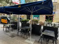 Terraza con 6 mesas, 20 sillas, 4 parasoles. - miniatura 3