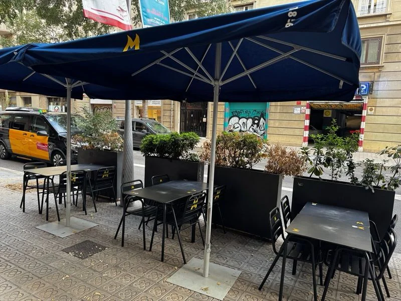 Terraza con 6 mesas, 20 sillas, 4 parasoles. - foto 3