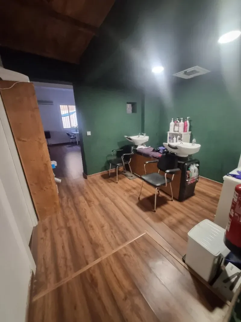Traspaso de Peluqueria con Licencia en Eixample - foto 3