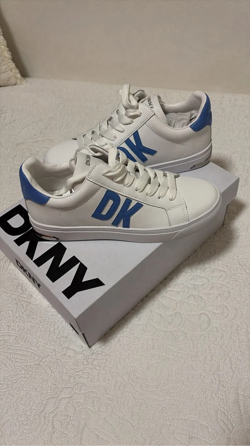 Zapatillas DKNY Blancas y Azules Nuevas - foto 3