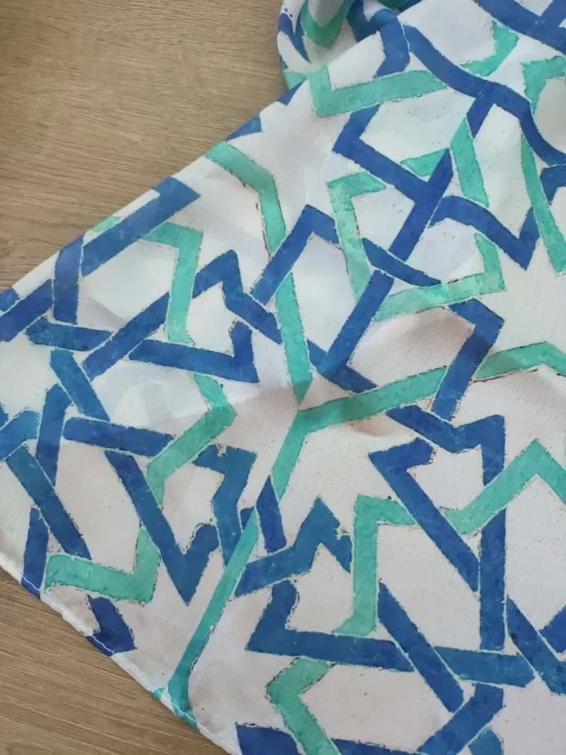 Chal estampado geométrico azul y verde - foto 3