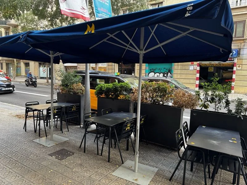 Terraza con 6 mesas, 20 sillas, 4 parasoles. - foto 4