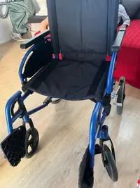 Silla de ruedas azul como nueva - miniatura 4