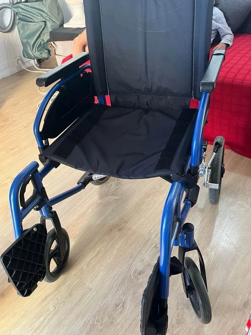 Silla de ruedas azul como nueva - foto 4