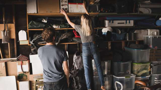 Pareja organizando objetos en su garaje