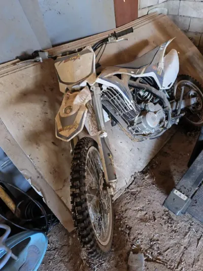 “Cambio mi moto Malcor XZF 250 cc 4T del 2022 por un coche