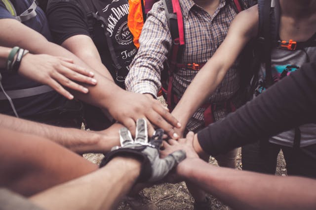 Grupo de personas celebrando el trabajo en equipo